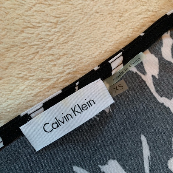 Calvin Kline EUC top. Black and white, no wrinkle, small - Picture 3 of 8